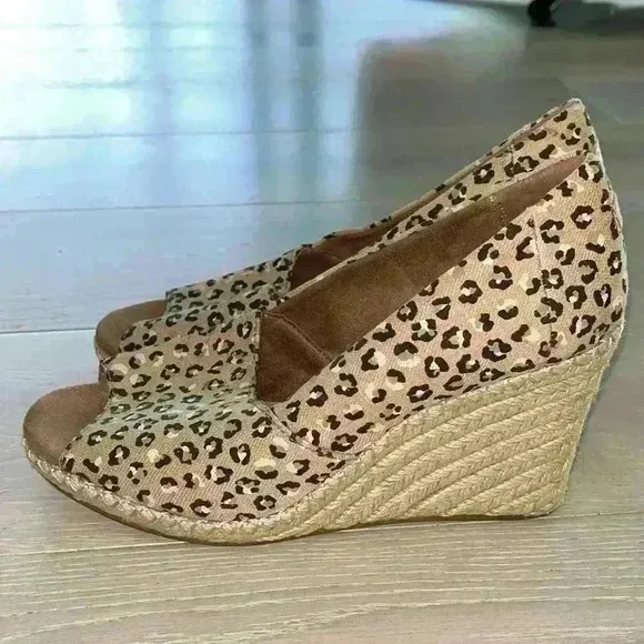 Toms Michelle Neutral Cheetah Peep Toe Wedges sz 9.5 W