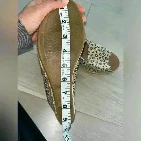 Toms Michelle Neutral Cheetah Peep Toe Wedges sz 9.5 W