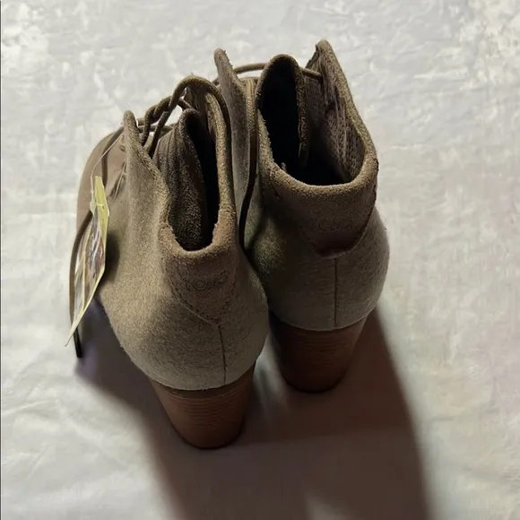Toms women’s lunata lace up booties taupe