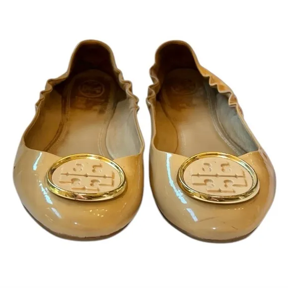 TORY BURCH | Beige tan patent leather flats with gold toe logo Women Siz…