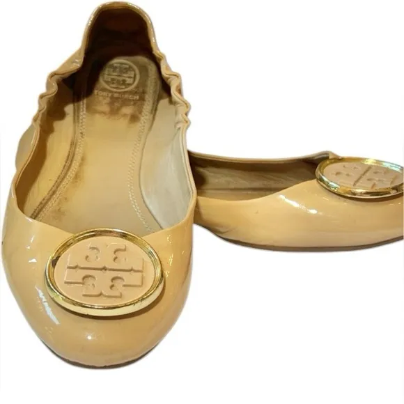 TORY BURCH | Beige tan patent leather flats with gold toe logo Women Siz…