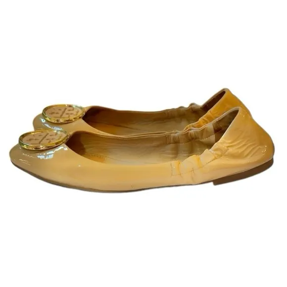 TORY BURCH | Beige tan patent leather flats with gold toe logo Women Siz…