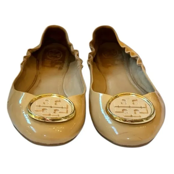TORY BURCH | Beige tan patent leather flats with gold toe logo Women Siz…
