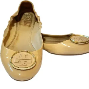 TORY BURCH | Beige tan patent leather flats with gold toe logo Women Siz…