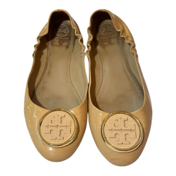 TORY BURCH | Beige tan patent leather flats with gold toe logo Women Siz…