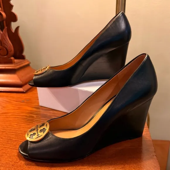 Tory Burch Benton Black Leather/Gold Logo Peep Toe Wedge Heels Size 8 $295