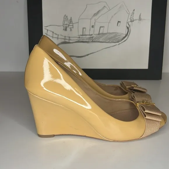 Tory Burch Patent Leather Camel Trudy Peep-Toe Wedges Women’s Size 7.5 M