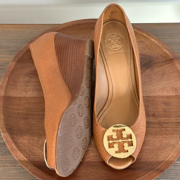 Tory Burch Sally Wedge Leather Camel Gold Logo Peep-toe Wedged Size 10M✨EUC✨