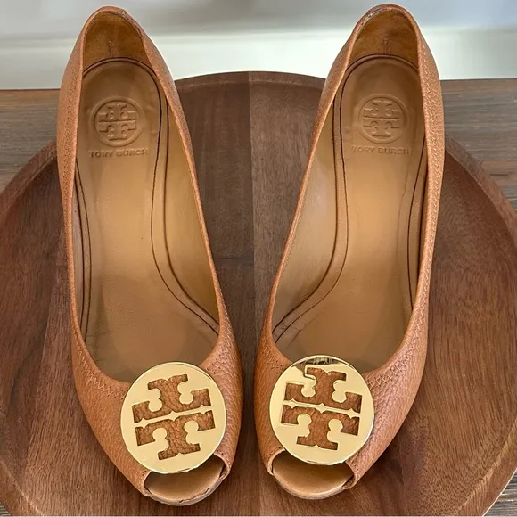 Tory Burch Sally Wedge Leather Camel Gold Logo Peep-toe Wedged Size 10M✨EUC✨