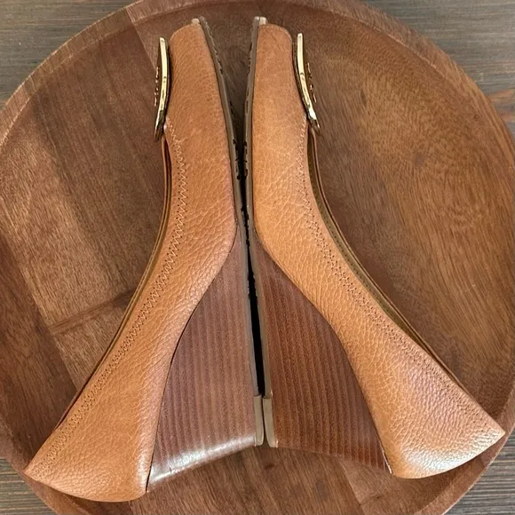 Tory Burch Sally Wedge Leather Camel Gold Logo Peep-toe Wedged Size 10M✨EUC✨