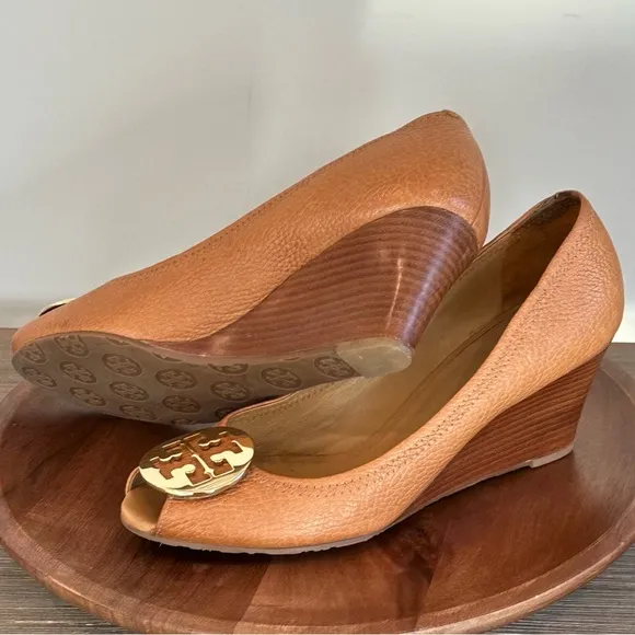 Tory Burch Sally Wedge Leather Camel Gold Logo Peep-toe Wedged Size 10M✨EUC✨