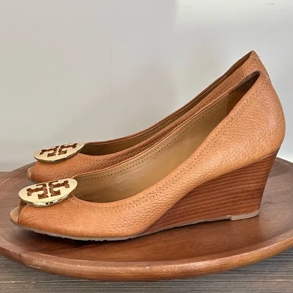 Tory Burch Sally Wedge Leather Camel Gold Logo Peep-toe Wedged Size 10M✨EUC✨