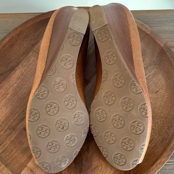 Tory Burch Sally Wedge Leather Camel Gold Logo Peep-toe Wedged Size 10M✨EUC✨