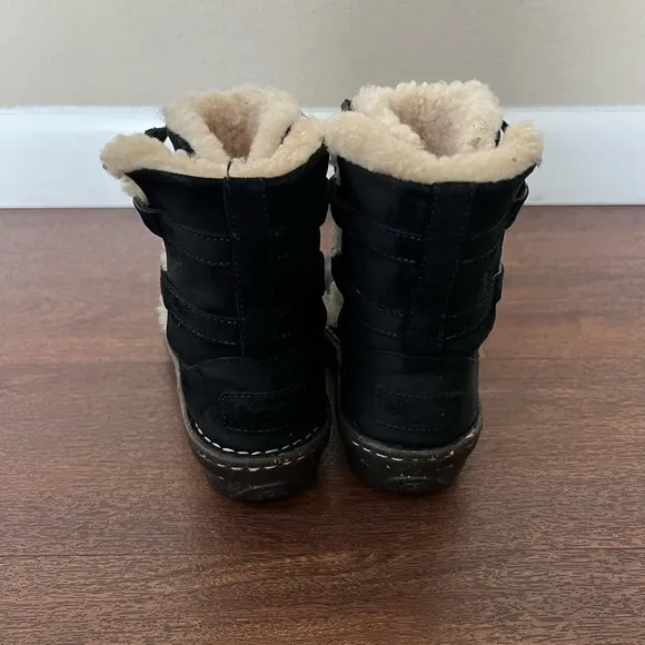 UGG Caspia Black Leather Lace Up Ankle Boots