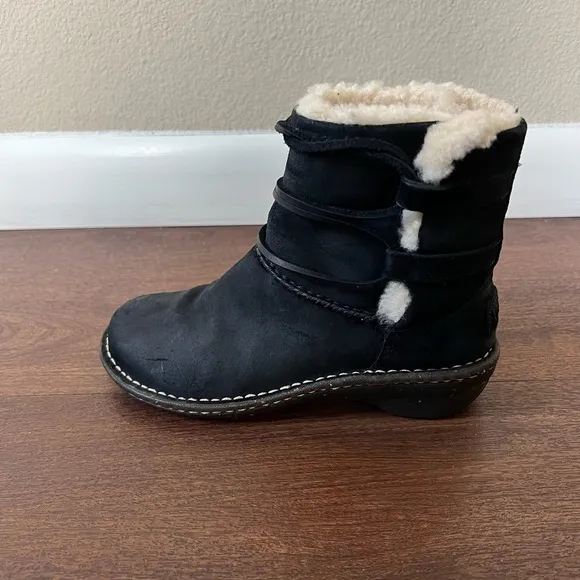 UGG Caspia Black Leather Lace Up Ankle Boots