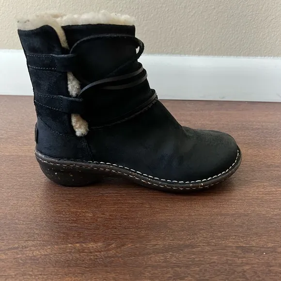 UGG Caspia Black Leather Lace Up Ankle Boots