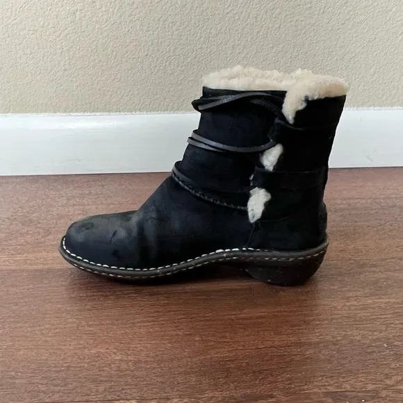 UGG Caspia Black Leather Lace Up Ankle Boots