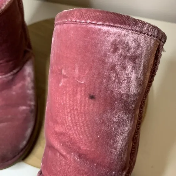 UGG CLASSIC SHORT II VELVET BOUGAINVILLEA Boots Womens SIZE 7 Shoes