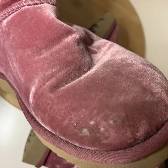 UGG CLASSIC SHORT II VELVET BOUGAINVILLEA Boots Womens SIZE 7 Shoes