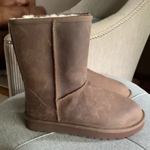 UGG Classic Short Leather