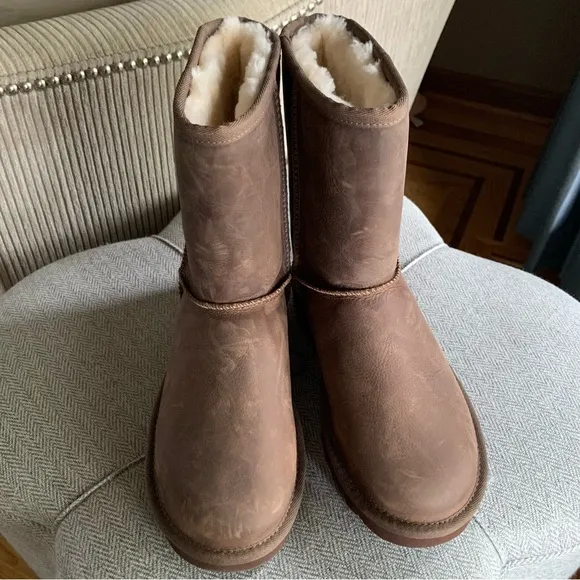 UGG Classic Short Leather