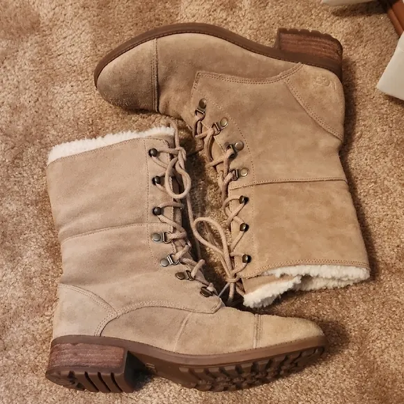 UGG Gradin Chestnut Lace-up Boots