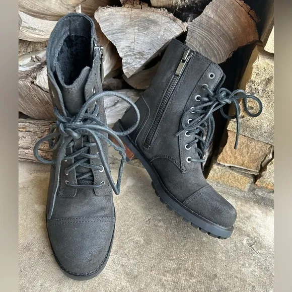 UGG Kilmer II black suede leather lace up boot w/ shearling lining Sz-7. F