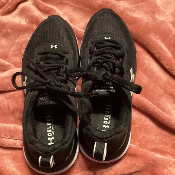 Under Armour shoes, size 7 in big girls’ only worn twice.