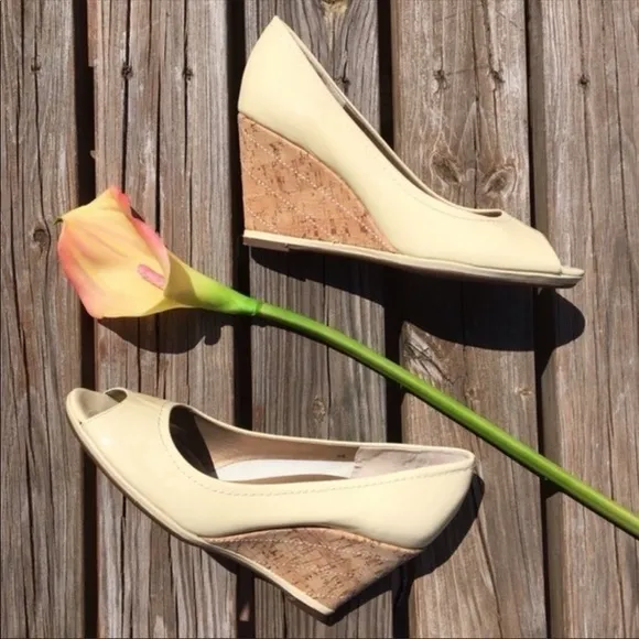 𝅺VANELI Phoebe patent peep toe cork wedge heels size 8