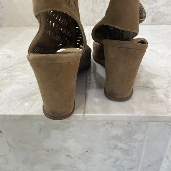 VIA SPIGA {10} Tan Wedge Shoes Peep Toe Laser Cut-out Design