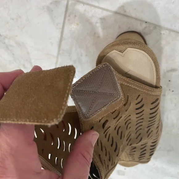 VIA SPIGA {10} Tan Wedge Shoes Peep Toe Laser Cut-out Design