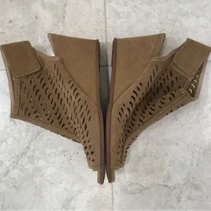 VIA SPIGA {10} Tan Wedge Shoes Peep Toe Laser Cut-out Design