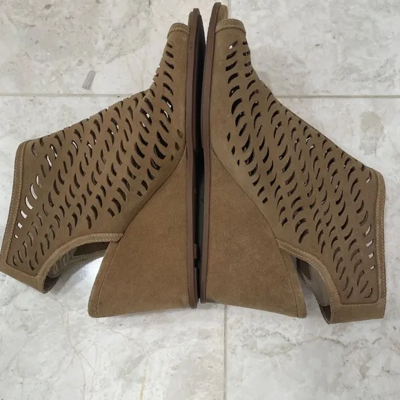 VIA SPIGA {10} Tan Wedge Shoes Peep Toe Laser Cut-out Design