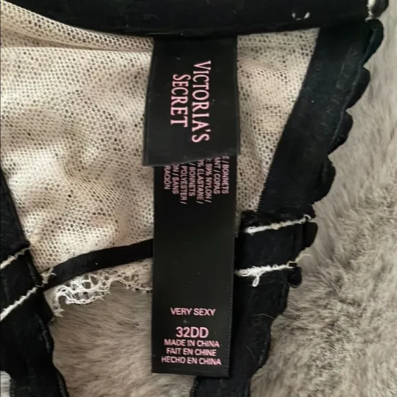 Victoria's Secret Very Sexy Black and Cream Lace Mesh Strapy Bra Rare