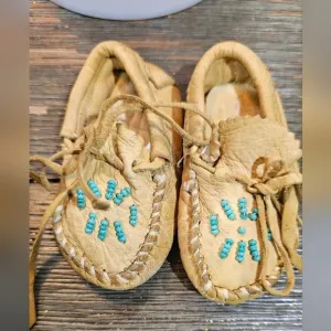 Vintage Child’s Soft Leather Beaded Moccasins Tan Size 1