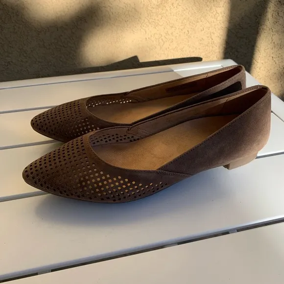 Vionic brown suede perforated pointy toe ballet flats size 7