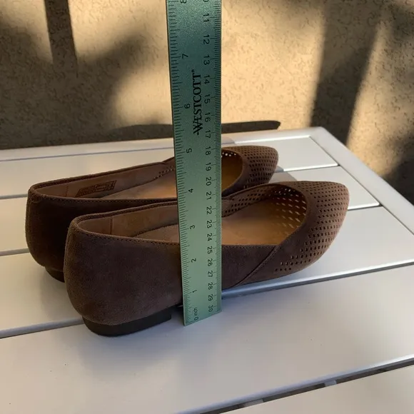 Vionic brown suede perforated pointy toe ballet flats size 7