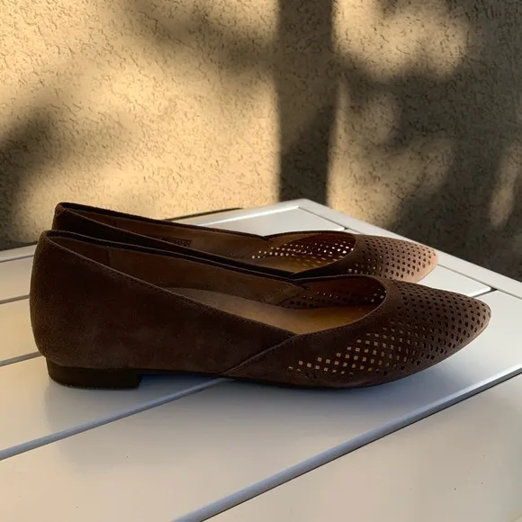 Vionic brown suede perforated pointy toe ballet flats size 7
