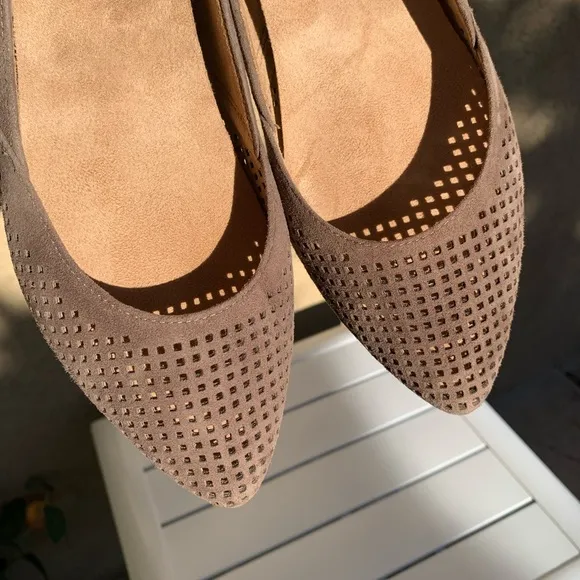 Vionic brown suede perforated pointy toe ballet flats size 7