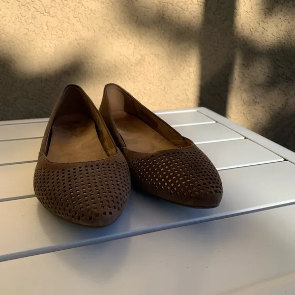 Vionic brown suede perforated pointy toe ballet flats size 7