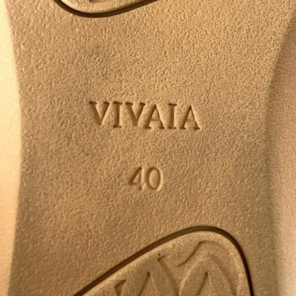 Vivaia lightweight round toe Claire Walker Mary-Jane flats 40 US 9