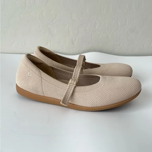 Vivaia lightweight round toe Claire Walker Mary-Jane flats 40 US 9