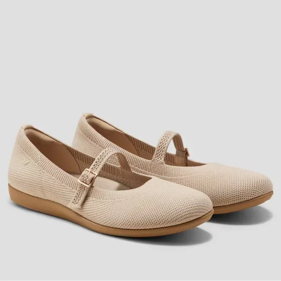 Vivaia lightweight round toe Claire Walker Mary-Jane flats 40 US 9