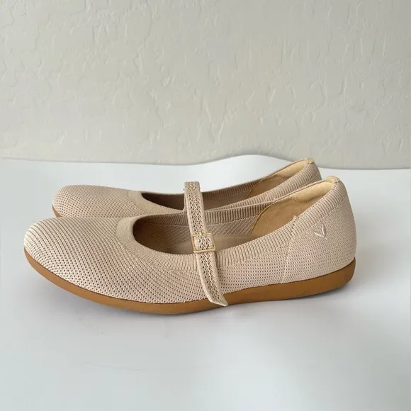 Vivaia lightweight round toe Claire Walker Mary-Jane flats 40 US 9