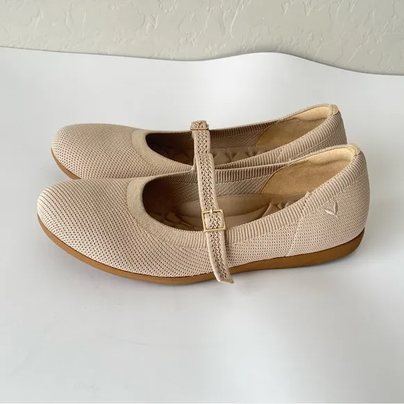 Vivaia lightweight round toe Claire Walker Mary-Jane flats 40 US 9