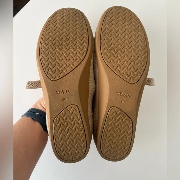 Vivaia lightweight round toe Claire Walker Mary-Jane flats 40 US 9