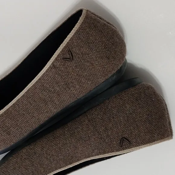 Vivaia Pointy Toe  Pattern Flats