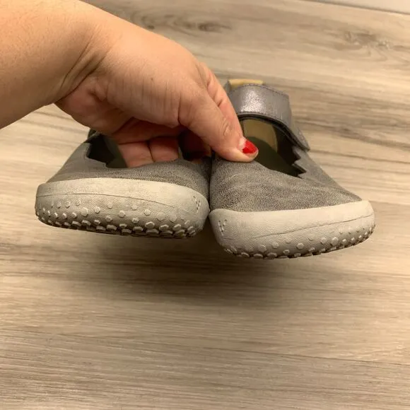 Vivobarefoot Girl's Wyn Junior's Classic School Shoes, Silver, 38 EU US 6
