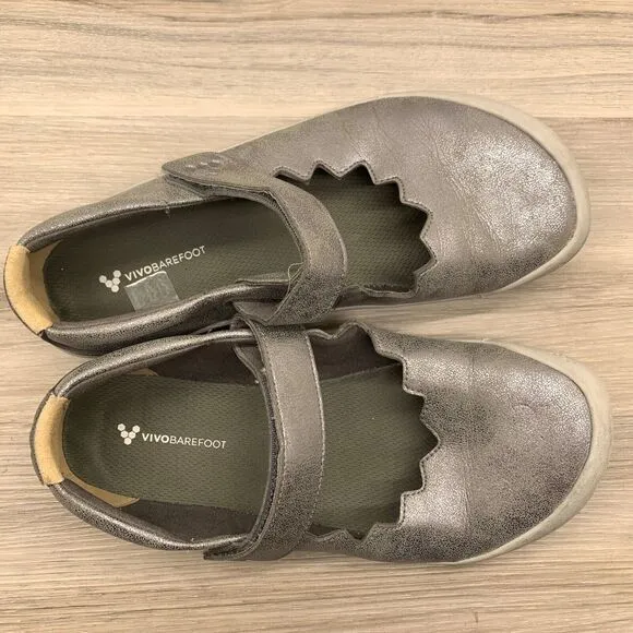Vivobarefoot Girl's Wyn Junior's Classic School Shoes, Silver, 38 EU US 6