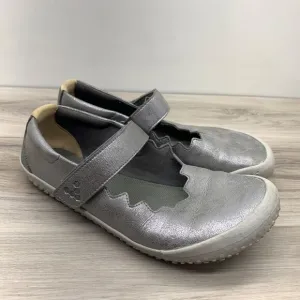 Vivobarefoot Girl's Wyn Junior's Classic School Shoes, Silver, 38 EU US 6